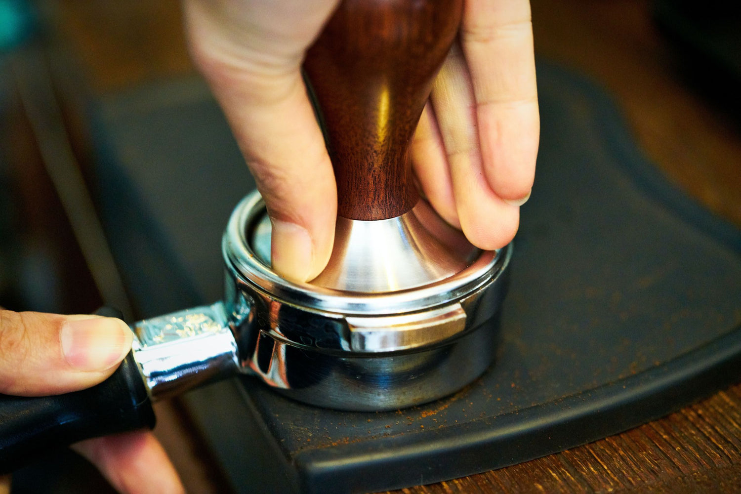 How to Tamp Espresso [Includes Pro Tips, Tool Hacks & More] LuxHaus